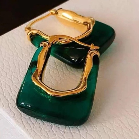 emerald green gold rectangle hoop earrings - Picture 3 of 7